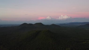 Gün batımında dağlardaki tropikal ormanların ve Tayland 'ın kuzeyindeki Mae Ao Nehri' nin zamansal manzarası. Doğal manzara arka planı.