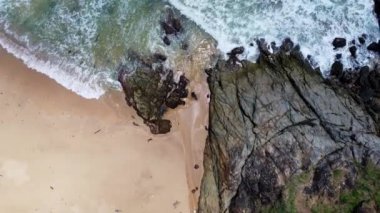 Mavi okyanustaki kayalıklara çarpan deniz dalgalarının hava görüntüsü. Phuket Okyanusu 'ndaki en yüksek kıyı kayaları manzarası. Sabahları Laem Phromthep Pelerini 'nin manzara manzarası.