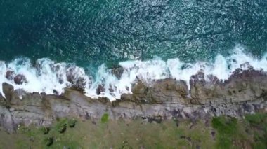 Mavi okyanustaki kayalıklara çarpan deniz dalgalarının hava görüntüsü. Phuket Okyanusu 'ndaki en yüksek kıyı kayaları manzarası. Sabahları Laem Phromthep Pelerini 'nin manzara manzarası.