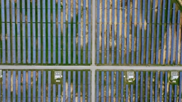 Aerial View Solar Power Plant Green Field Solar Panels System — Vídeos de Stock