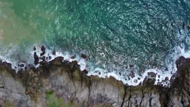 Luchtfoto Van Golven Die Neerstorten Rotsen Blauwe Oceaan Bovenaanzicht Van — Stockvideo