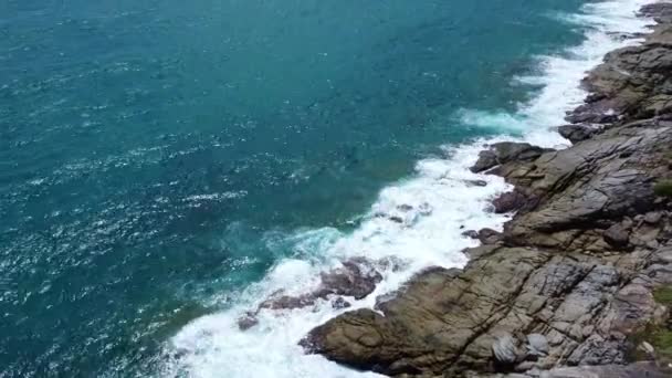 Vista Aérea Las Olas Del Mar Estrellándose Sobre Rocas Acantilado — Vídeo de stock