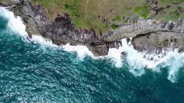 Εναέρια Άποψη Των Κυμάτων Της Θάλασσας Συντρίβεται Βράχους Γκρεμό Στον — Αρχείο Βίντεο