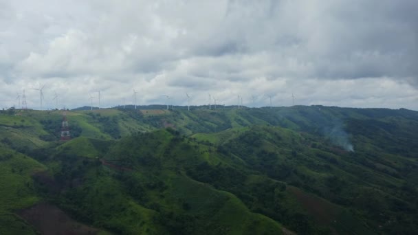 万里无云的高山上的风车农场能源生产的空中景观 泰国的Khao Kho风力涡轮机场 风力涡轮机生产用于可持续发展的清洁可再生能源 — 图库视频影像