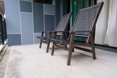 Turistlerin dinlenmesi için rattan sandalyeli güzel teras ya da balkon..