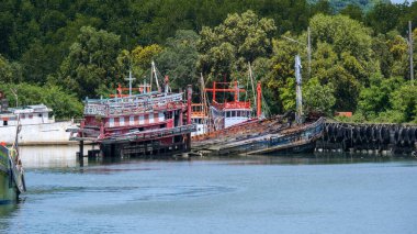 Laem Hin Rıhtımı, Phuket, Tayland 'da balıkçı tekneleri ve karides tekneleri. Limana demirlemiş balıkçı tekneleri.