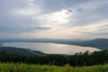 Lam Ta Khong Barajı, Nakhon Ratchasima, Tayland 'da gün batımının güzel manzarası.