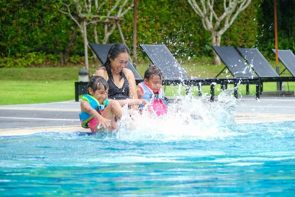 Asiatische Familie Die Sich Schwimmbad Vergnügt Und Mit Den Beinen — Stockfoto