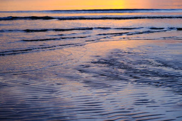 Вид Закат Пляже Цветной Морской Пляж Закат Золотым Светом Отражается — стоковое фото