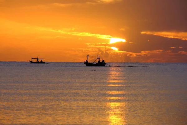 Silhouette Bateau Pêche Naviguant Sur Eau Océan Coucher Soleil Avec — Photo