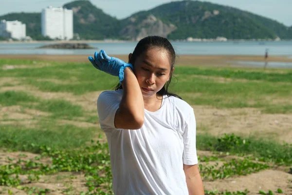 Mujer Asiática Con Guantes Limpia Sudor Cara Cansada Limpiar Playa — Foto de Stock