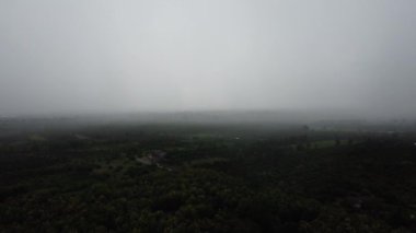 Karanlık gökyüzü bulutlarının havadan görünüşü. Fırtınadan önce koyu gri fırtına bulutları. Gündüzleri fırtına bulutlarının güzel doğası. Korkunç bir hava.