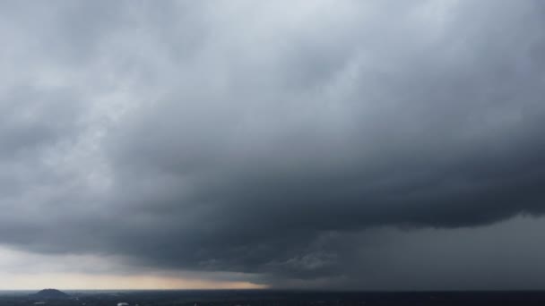 Luftaufnahme Des Dunklen Himmels Wolken Hintergrund Dunkelgraue Gewitterwolken Vor Dem — Stockvideo