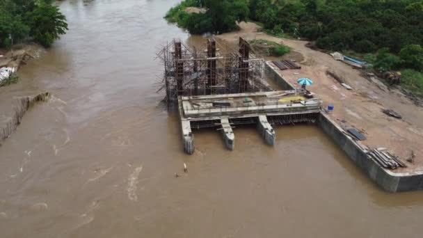 Затоплення Водосховища Будівництво Незакінчене Будівництво Річковий Берег Впав Через Сильний — стокове відео