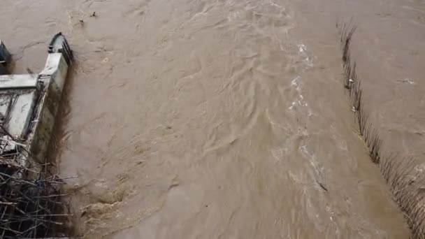 洪水淹没了闸门的建筑 未完工的建筑 由于大雨和水流急 河堤坍塌了 — 图库视频影像