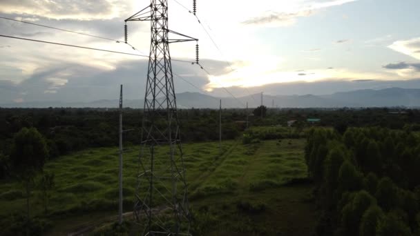 夕阳西下时在空中俯瞰高压电塔和电线 黄昏时电线杆和电线的无人机画面 — 图库视频影像