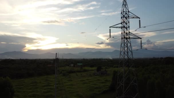 夕阳西下时在空中俯瞰高压电塔和电线 黄昏时电线杆和电线的无人机画面 — 图库视频影像