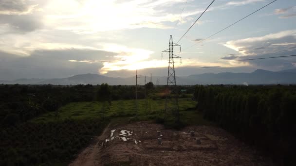 Vista Aérea Postes Alta Tensão Fios Céu Pôr Sol Campo — Vídeo de Stock