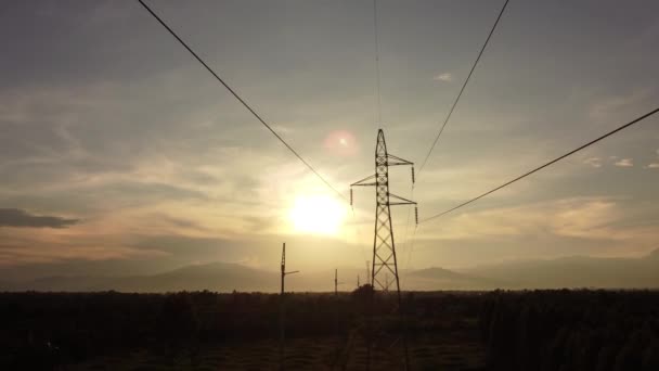 Luchtfoto Van Hoogspanningsmasten Draden Lucht Bij Zonsondergang Het Platteland Drone — Stockvideo
