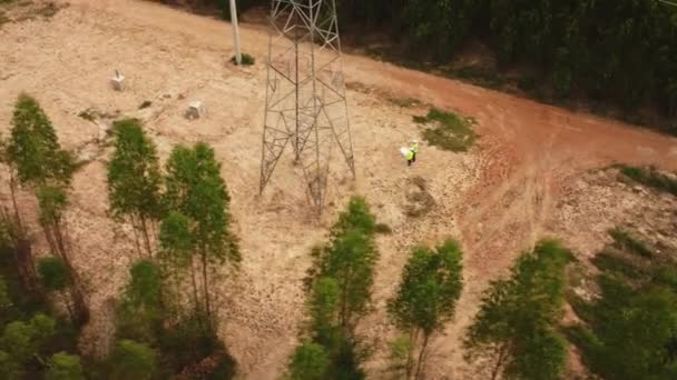 Inżynierowie Środowiskowi Badają Las Pod Kątem Rozwoju Budowy Fundamentów Biegunach — Wideo stockowe