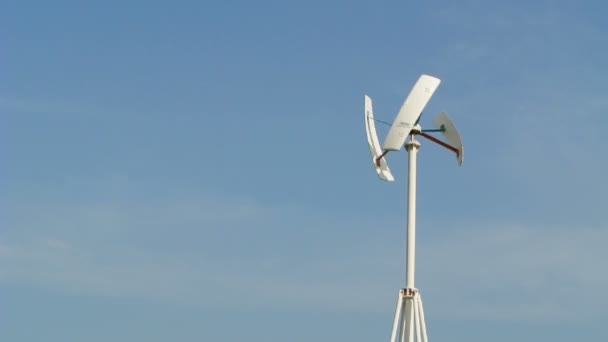 Turbina wiatrowa pionowej na tle błękitnego nieba, full hd. — Wideo stockowe