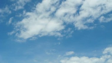 uzaklaştırmak ve görünüm bulutlar ve mavi gökyüzü güneşli günde panning, full hd.