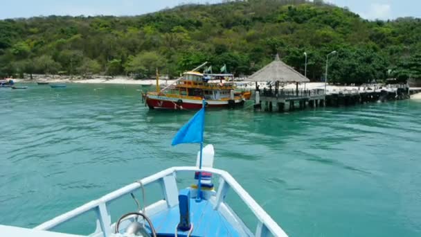 Navio de passageiros velório da ilha no fundo do céu azul, full HD . — Vídeo de Stock