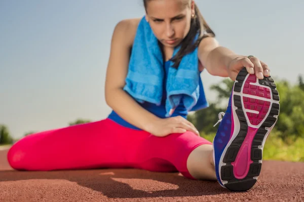 Donna atletica - Stretches — Foto Stock