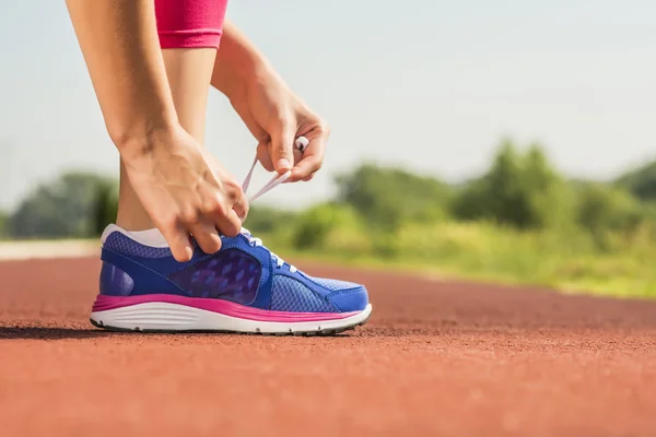 Atando zapato deportivo — Foto de Stock