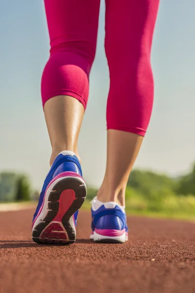 Sportschoenen uitgevoerd close-up — Stockfoto