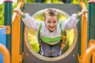 açık oyun üzerinde bir çocuk