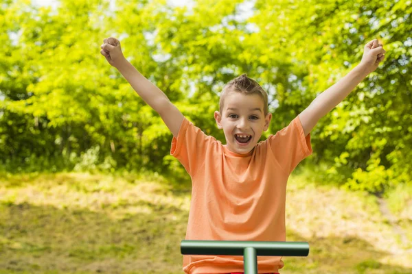 Un niño en el patio al aire libre — Foto de Stock