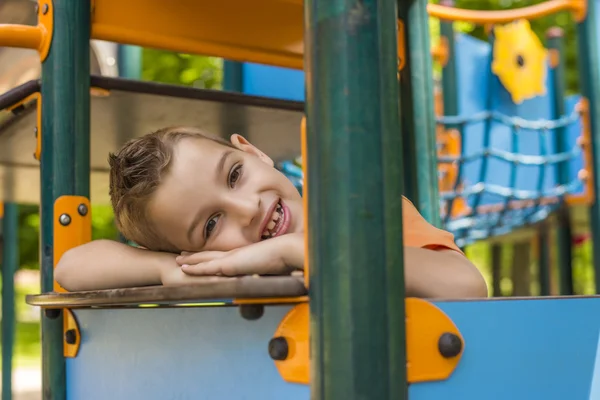 Uma criança no parque infantil ao ar livre — Fotografia de Stock