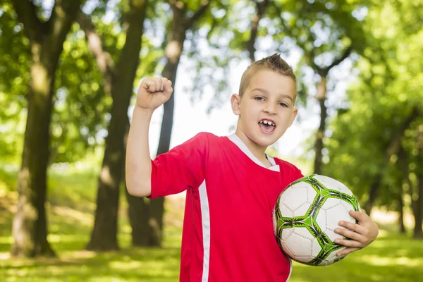 Chłopiec piłkę nożną — Zdjęcie stockowe