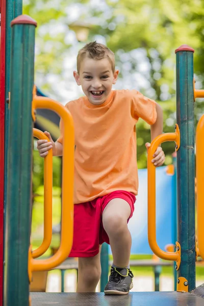 Lindo niño divirtiéndose — Foto de Stock