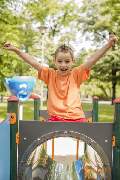 Lindo niño divirtiéndose — Foto de Stock