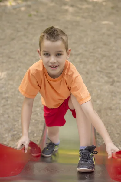 Ein Kind auf einem Spielplatz im Freien — Stockfoto