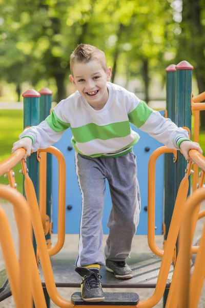 Un bambino nel parco giochi all'aperto — Foto Stock