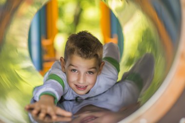 açık oyun üzerinde bir çocuk