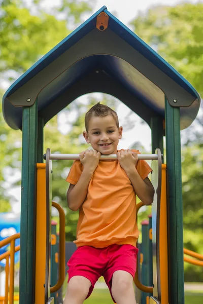 Diversão no parque infantil — Fotografia de Stock