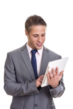 Dijital tablet üzerinde çalışan iş adamı