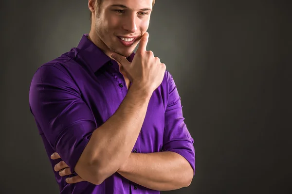 Portret van een toevallige jonge man die lacht — Stockfoto