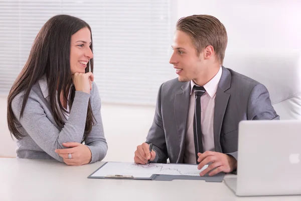 Geschäftsteam bei einem Meeting — Stockfoto