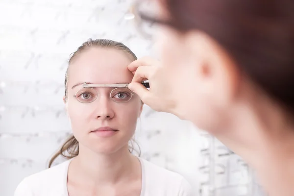 Beim Optiker — Stockfoto