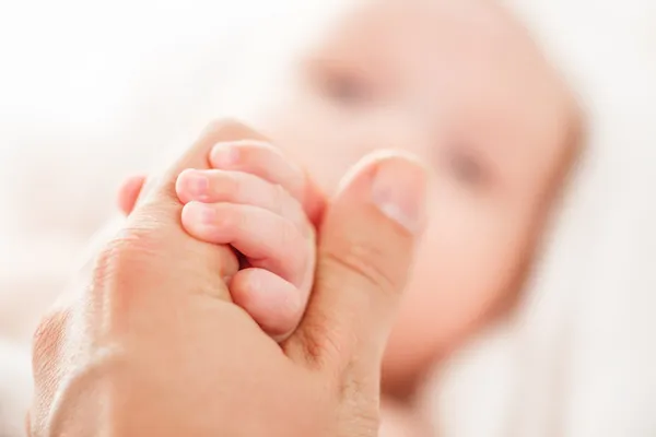 Konsep cinta dan keluarga. tangan ayah dan bayi closeup — Stok Foto