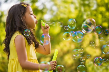 küçük kız üfleme sabun köpüğü