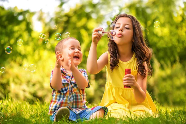 küçük kız ve erkek sabun köpüğü ile oynama