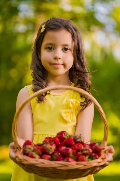 Boldog little girl gazdaság kosár friss eper .select — Stock Fotó