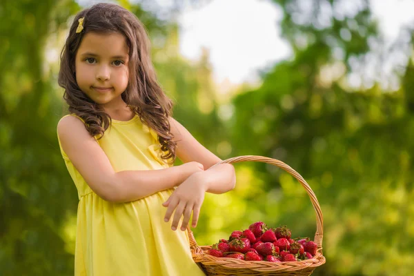 Boldog little girl gazdaság kosár friss eperrel — Stock Fotó