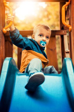 Sevimli küçük çocuk bahçesi üzerinde eğleniyor. 